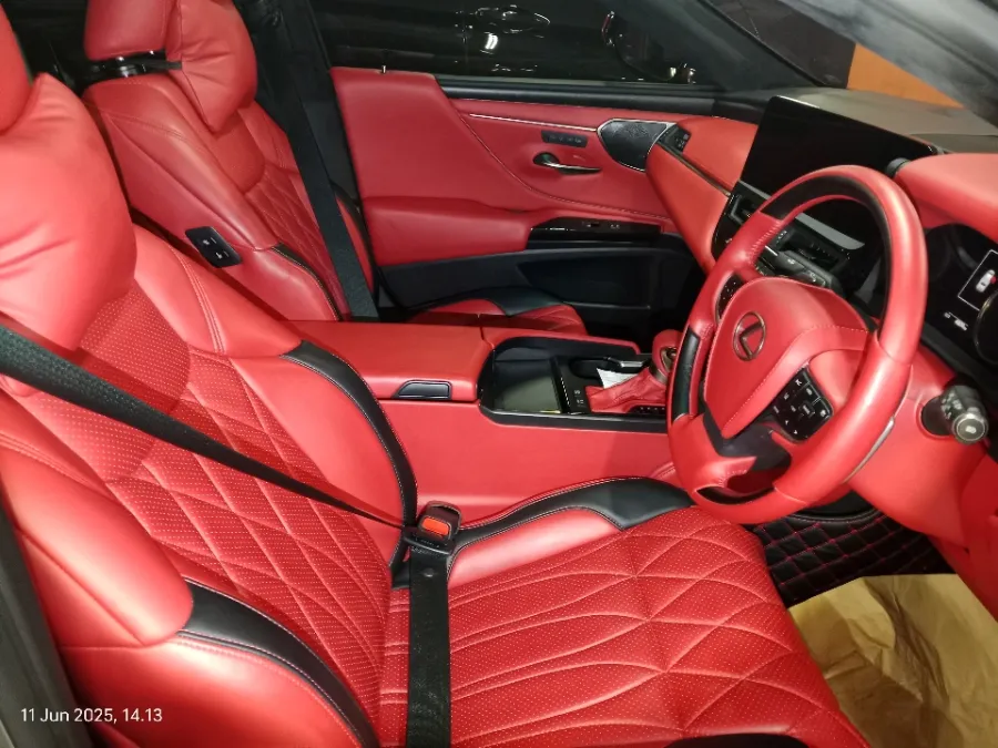 Foto Mobil Bekas Kabin Depan Lexus ES 300h 2.5 Ultra Luxury tahun 2023