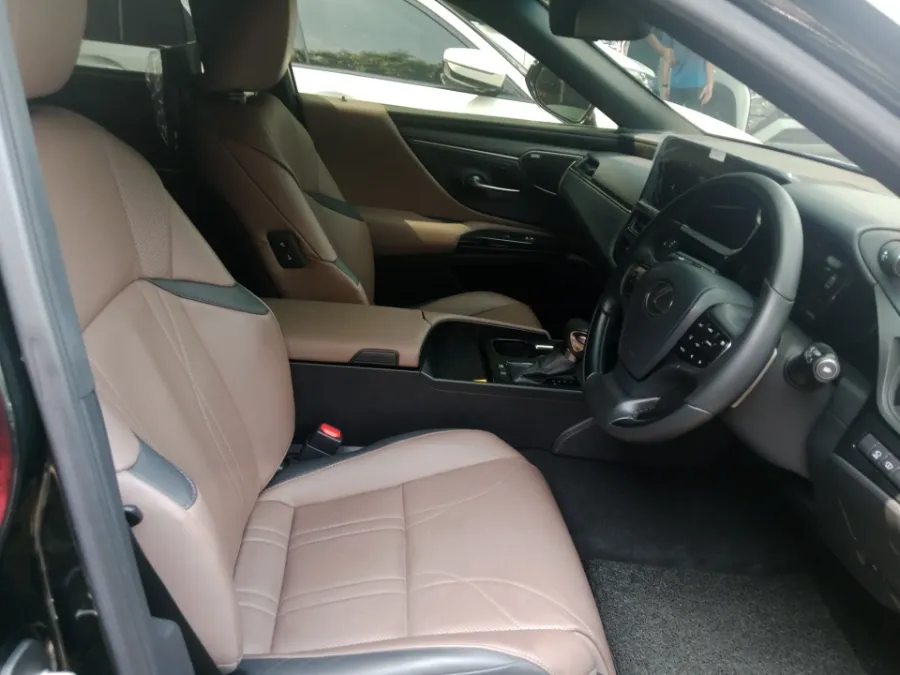 Foto Mobil Bekas Kabin Depan Lexus ES 300h 2.5 Ultra Luxury tahun 2023