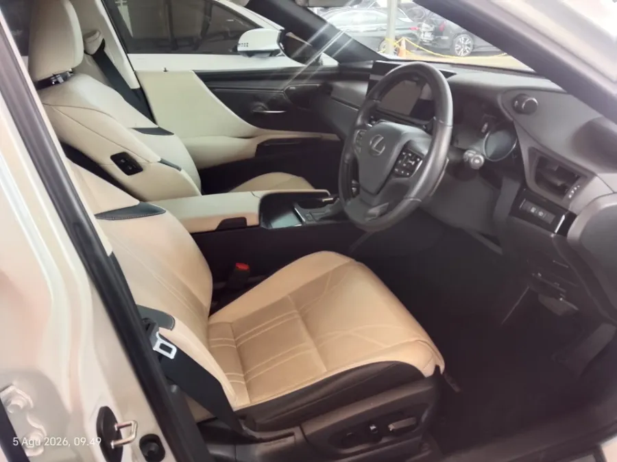 Foto Mobil Bekas Kabin Depan Lexus ES 300h 2.5 Ultra Luxury tahun 2023