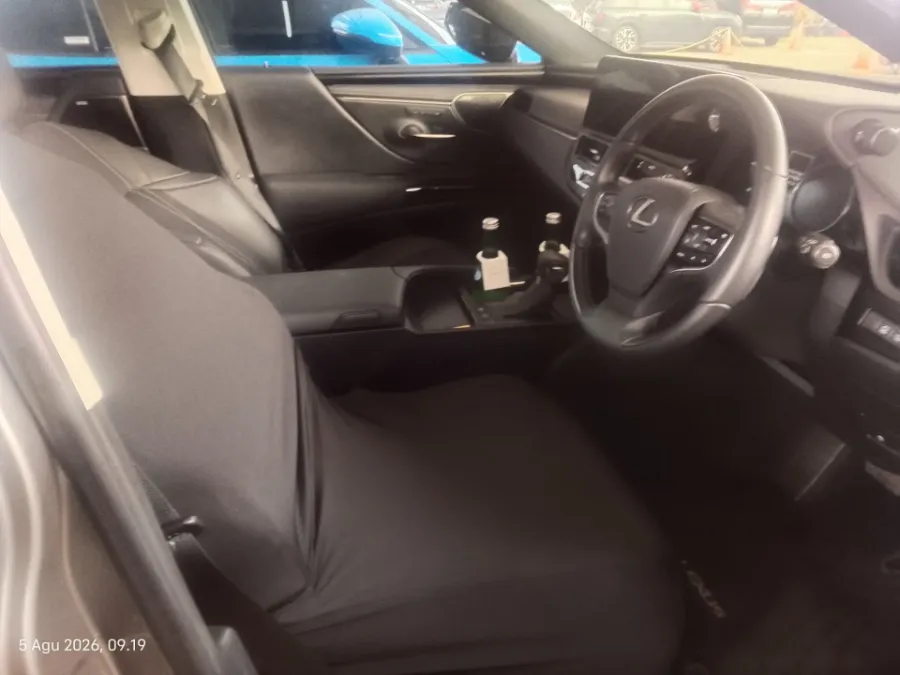 Foto Mobil Bekas Kabin Depan Lexus ES 300h 2.5 Ultra Luxury tahun 2023