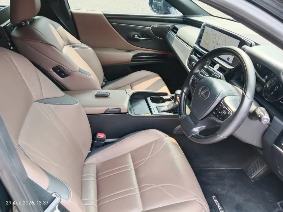 Foto Mobil Bekas Kabin Depan Lexus ES 300h 2.5 Ultra Luxury tahun 2023