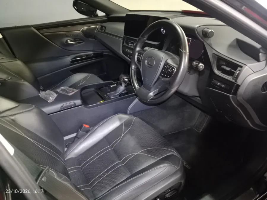Foto Mobil Bekas Kabin Depan Lexus ES 300h 2.5 Ultra Luxury tahun 2023
