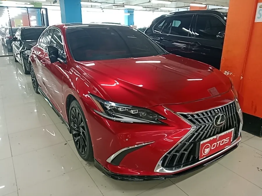 Foto Mobil Bekas Kanan Depan Lexus ES 300h 2.5 Ultra Luxury tahun 2023