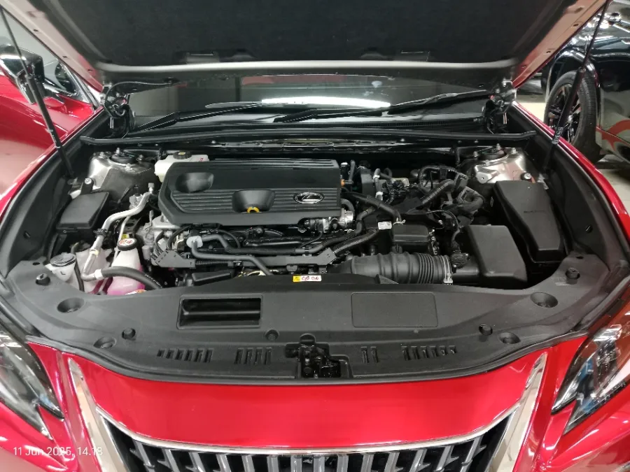 Foto Mobil Bekas Mesin Lexus ES 300h 2.5 Ultra Luxury tahun 2023