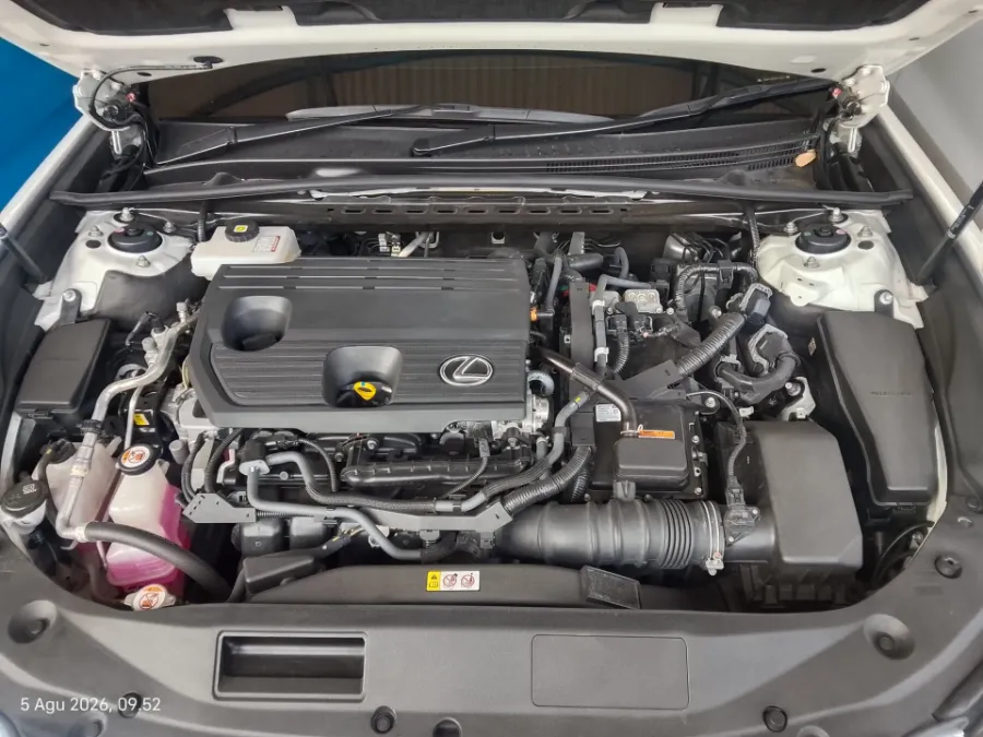 Foto Mobil Bekas Mesin Lexus ES 300h 2.5 Ultra Luxury tahun 2023