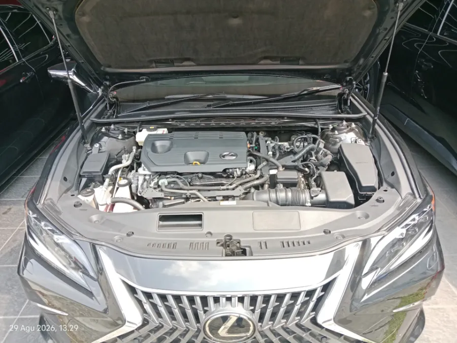 Foto Mobil Bekas Mesin Lexus ES 300h 2.5 Ultra Luxury tahun 2023