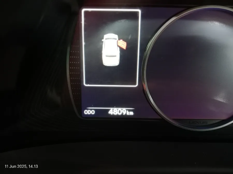 Foto Mobil Bekas Odometer Lexus ES 300h 2.5 Ultra Luxury tahun 2023