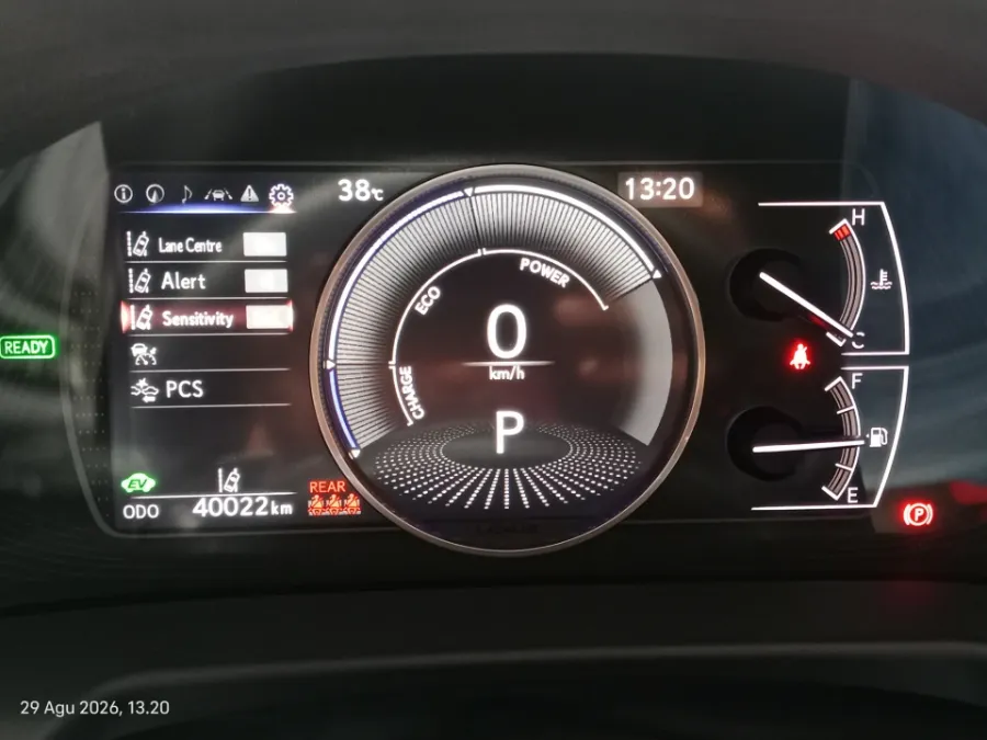 Foto Mobil Bekas Odometer Lexus ES 300h 2.5 Ultra Luxury tahun 2023