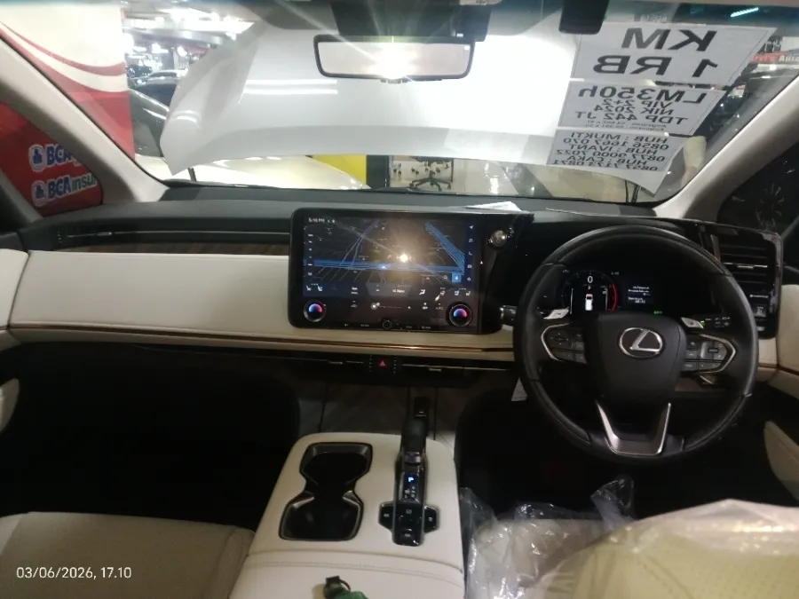 Foto Mobil Bekas Dashboard Lexus LM 350 2.5 L tahun 2024