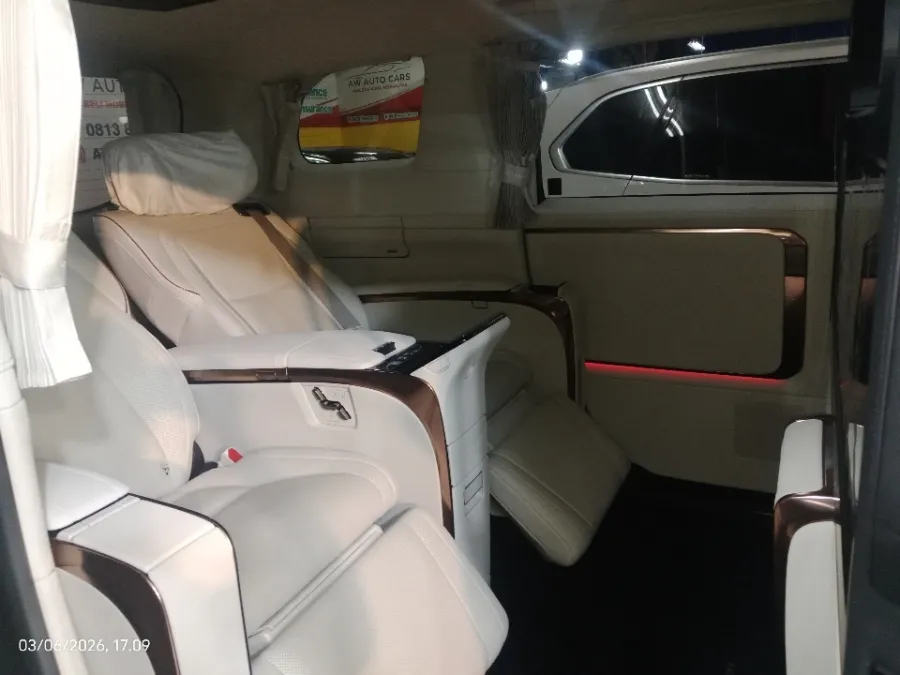 Foto Mobil Bekas Kabin Belakang Lexus LM 350 2.5 L tahun 2024