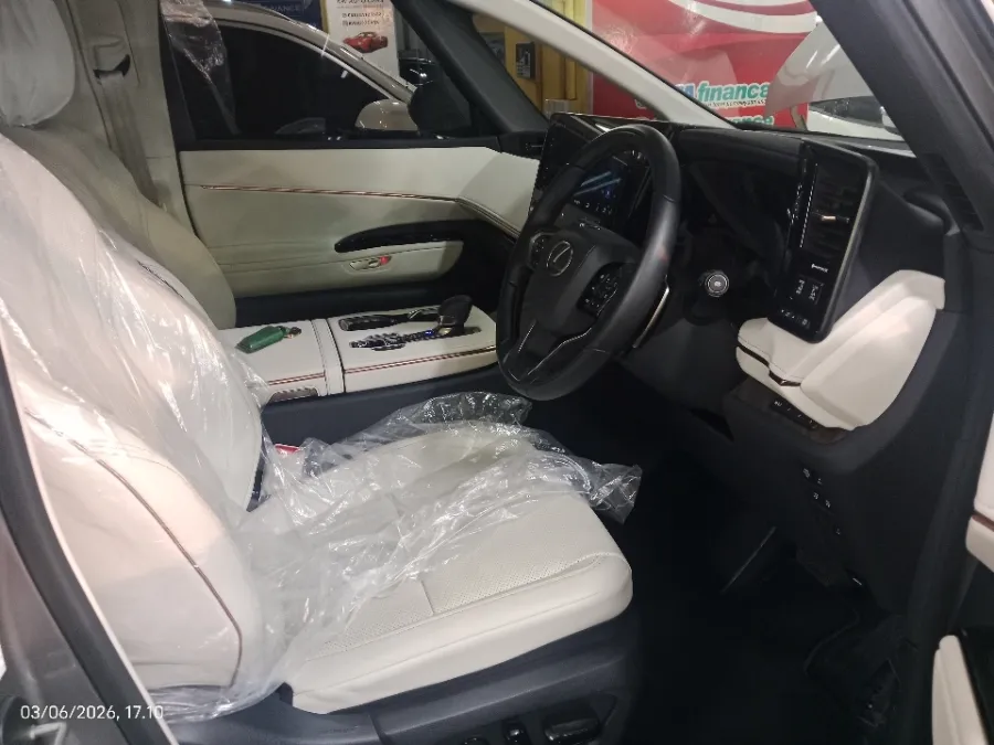 Foto Mobil Bekas Kabin Depan Lexus LM 350 2.5 L tahun 2024