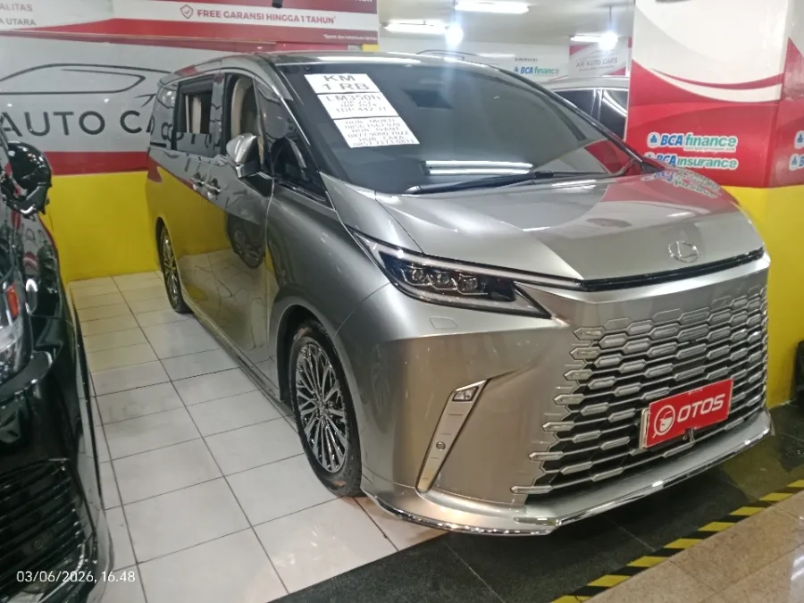 Foto Mobil Bekas Kanan Depan Lexus LM 350 2.5 L tahun 2024