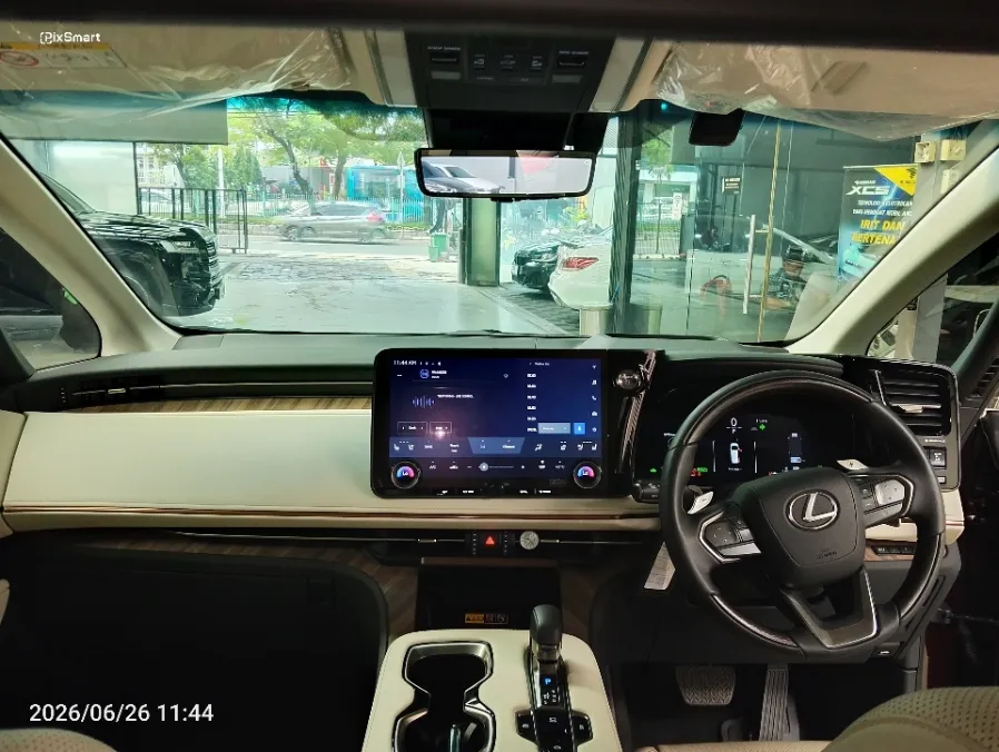 Foto Mobil Bekas Dashboard Lexus LM 350 2.5 L tahun 2025