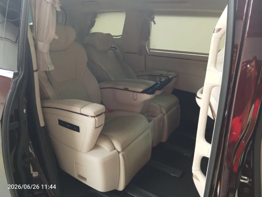 Foto Mobil Bekas Kabin Belakang Lexus LM 350 2.5 L tahun 2025