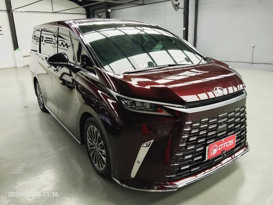 Foto Mobil Bekas Kanan Depan Lexus LM 350 2.5 L tahun 2025