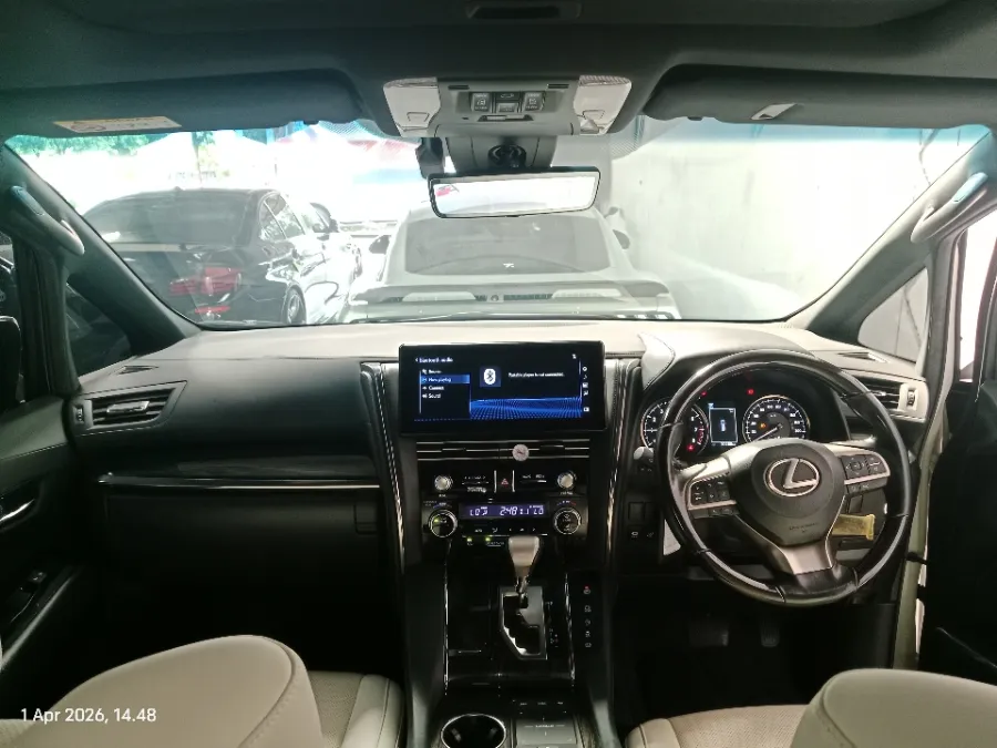 Foto Mobil Bekas Dashboard Lexus LM 350 3.5 tahun 2021