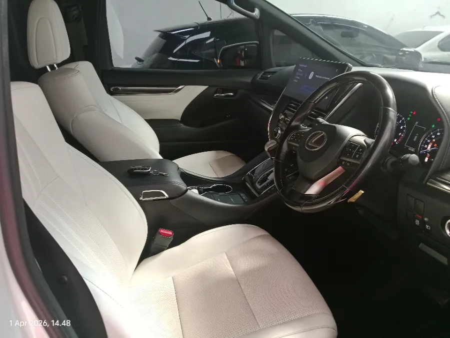 Foto Mobil Bekas Kabin Depan Lexus LM 350 3.5 tahun 2021