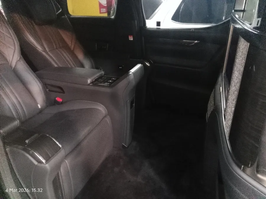 Foto Mobil Bekas Kabin Belakang Lexus LM 350 3.5 tahun 2022