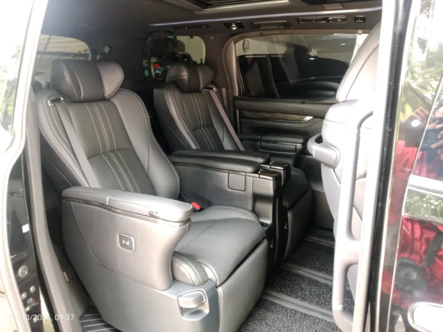 Foto Mobil Bekas Kabin Belakang Lexus LM 350 3.5 tahun 2022