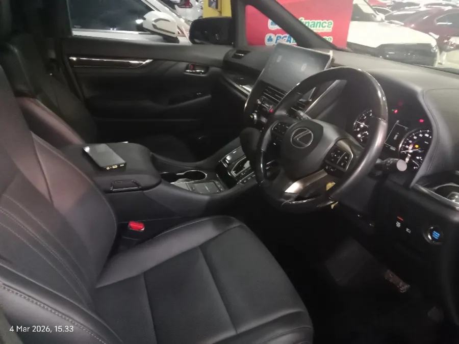 Foto Mobil Bekas Kabin Depan Lexus LM 350 3.5 tahun 2022
