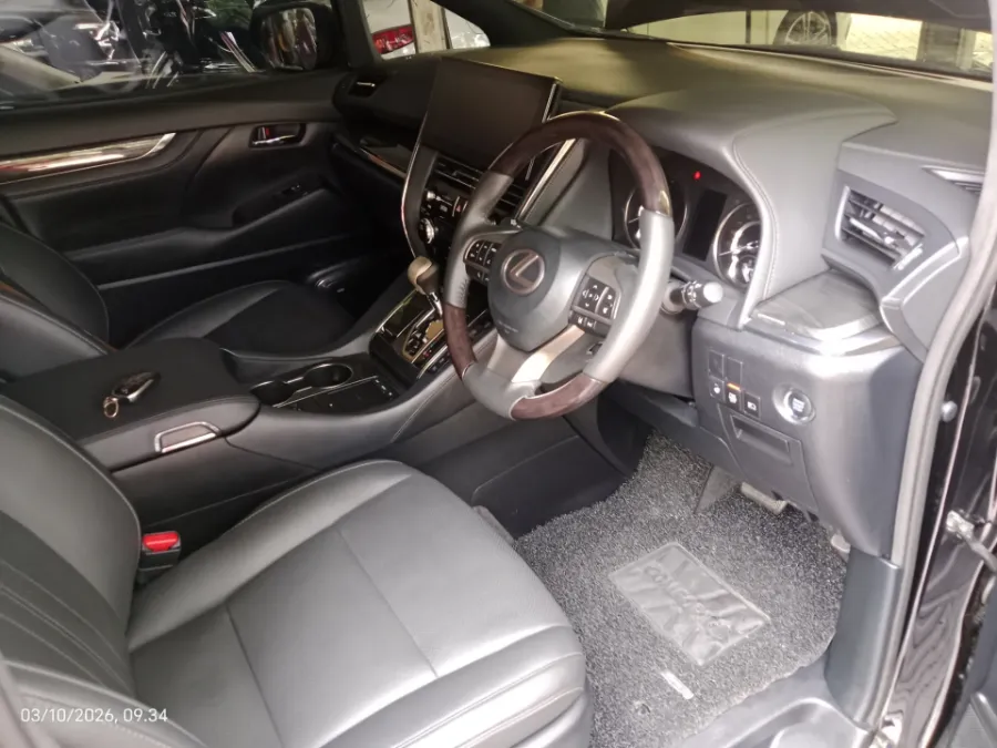 Foto Mobil Bekas Kabin Depan Lexus LM 350 3.5 tahun 2022