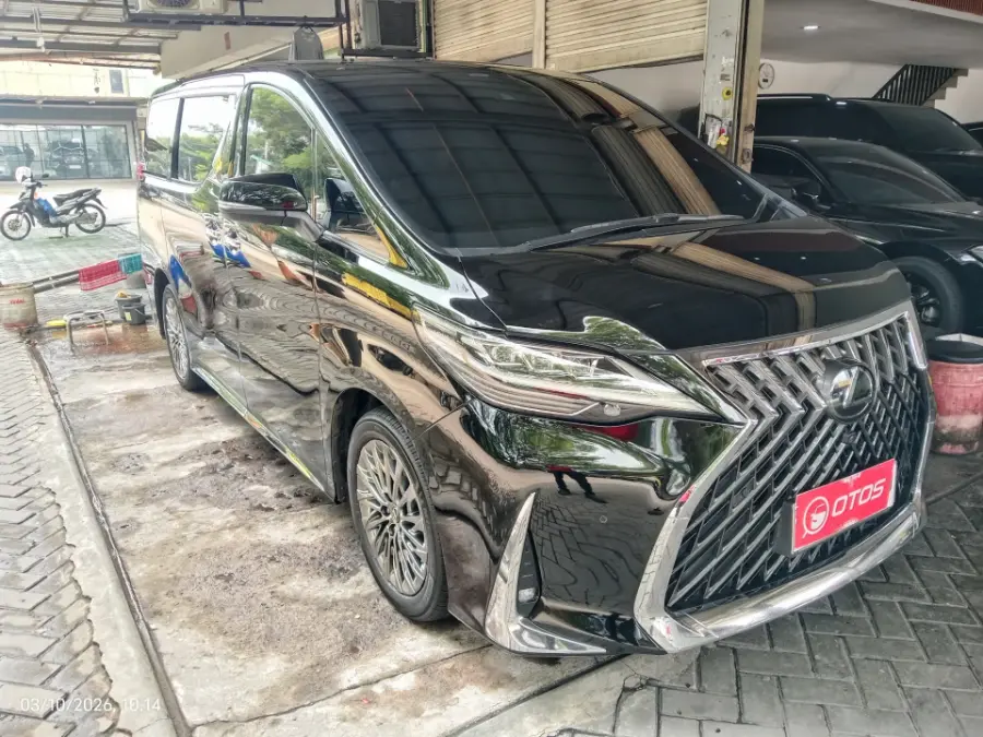 Foto Mobil Bekas Kanan Depan Lexus LM 350 3.5 tahun 2022