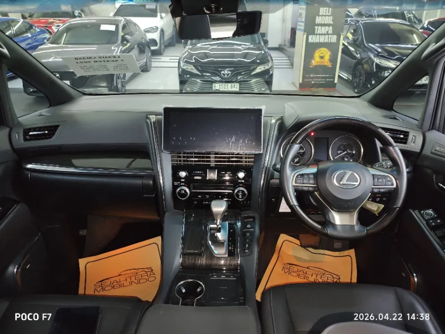 Foto Mobil Bekas Dashboard Lexus LM 350 3.5 tahun 2023