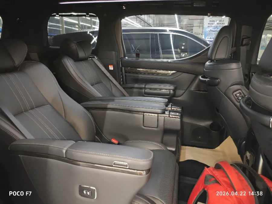Foto Mobil Bekas Kabin Belakang Lexus LM 350 3.5 tahun 2023