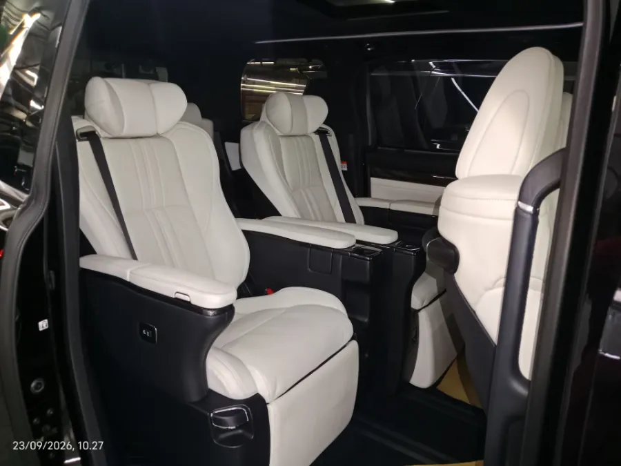Foto Mobil Bekas Kabin Belakang Lexus LM 350 3.5 tahun 2023