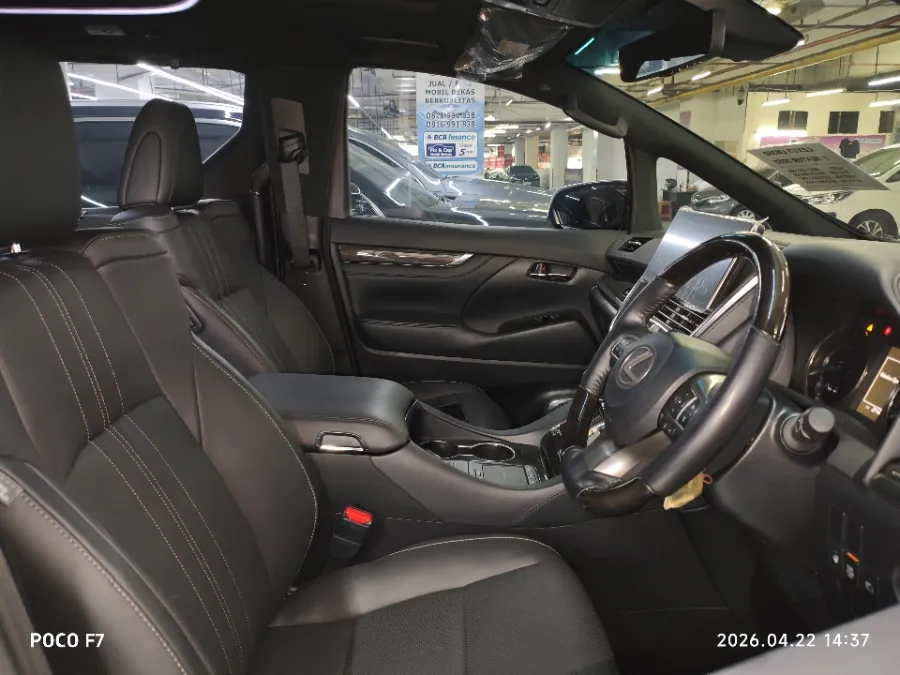 Foto Mobil Bekas Kabin Depan Lexus LM 350 3.5 tahun 2023