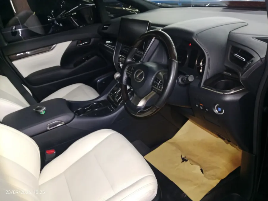 Foto Mobil Bekas Kabin Depan Lexus LM 350 3.5 tahun 2023
