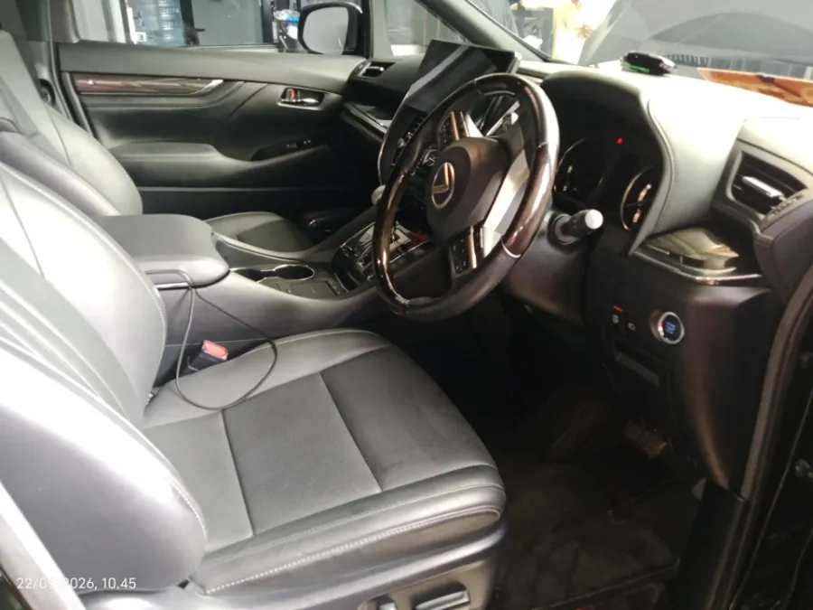 Foto Mobil Bekas Kabin Depan Lexus LM 350 3.5 tahun 2023