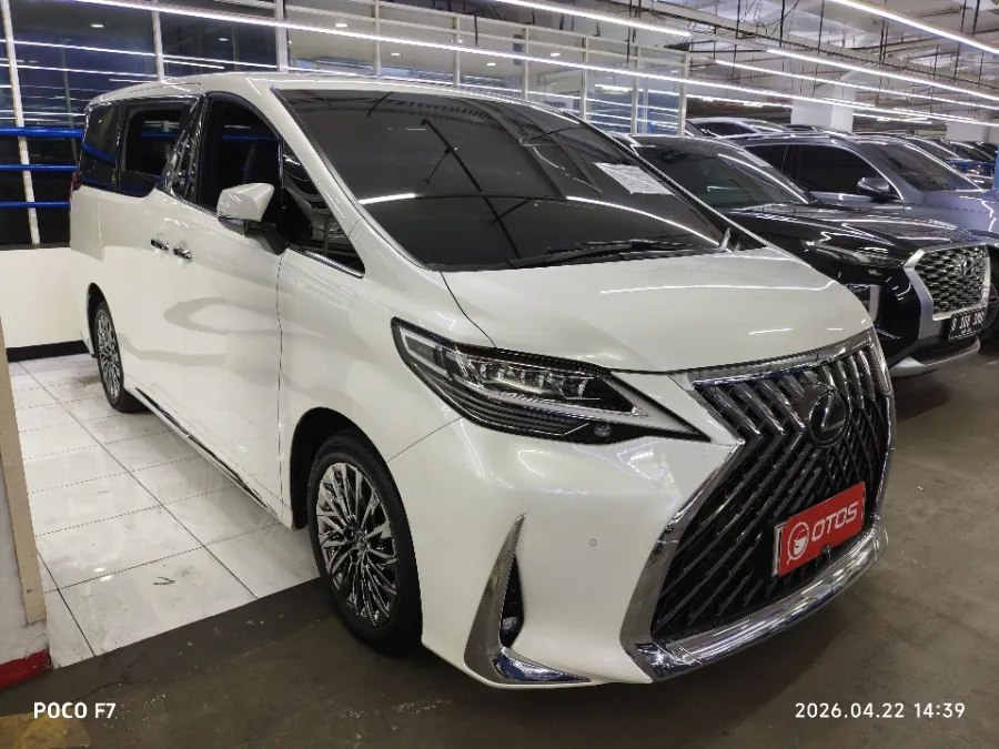 Foto Mobil Bekas Kanan Depan Lexus LM 350 3.5 tahun 2023