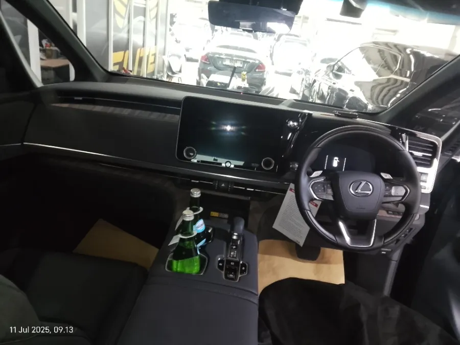 Foto Mobil Bekas Dashboard Lexus LM 350 H 2.5 tahun 2024