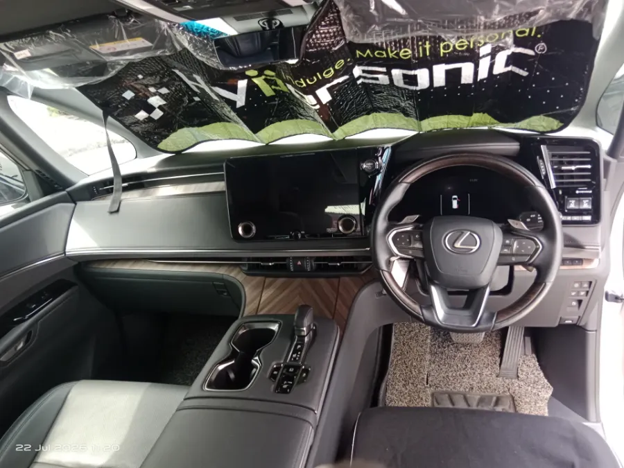 Foto Mobil Bekas Dashboard Lexus LM 350 H 2.5 tahun 2024