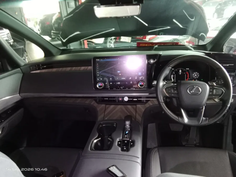 Foto Mobil Bekas Dashboard Lexus LM 350 H 2.5 tahun 2024