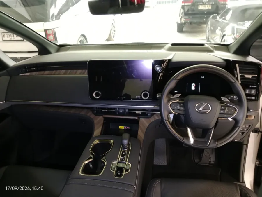 Foto Mobil Bekas Dashboard Lexus LM 350 H 2.5 tahun 2024
