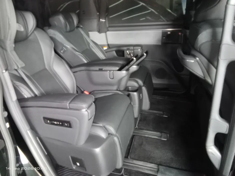 Foto Mobil Bekas Kabin Belakang Lexus LM 350 H 2.5 tahun 2024