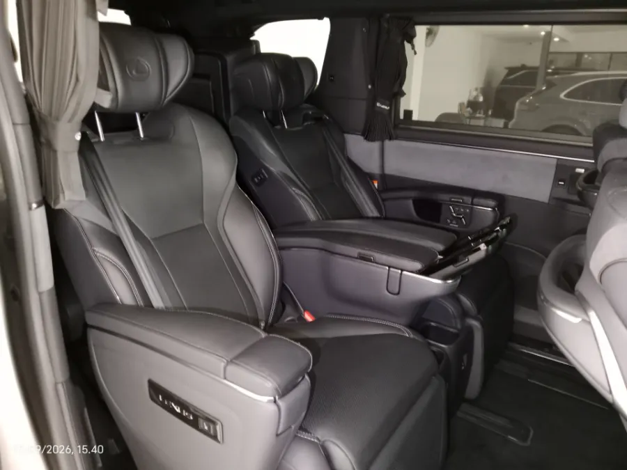 Foto Mobil Bekas Kabin Belakang Lexus LM 350 H 2.5 tahun 2024