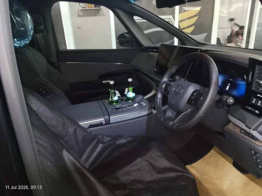 Foto Mobil Bekas Kabin Depan Lexus LM 350 H 2.5 tahun 2024
