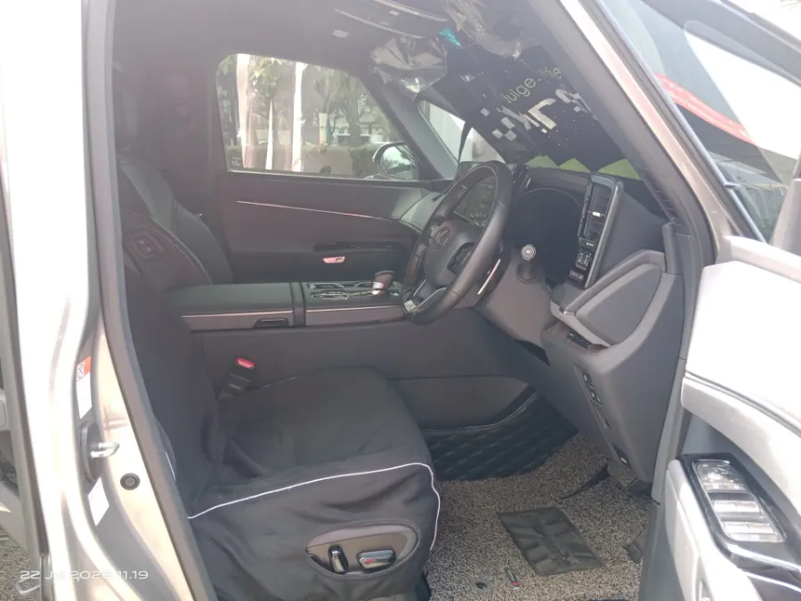 Foto Mobil Bekas Kabin Depan Lexus LM 350 H 2.5 tahun 2024