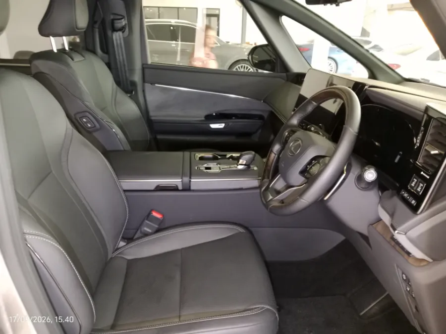 Foto Mobil Bekas Kabin Depan Lexus LM 350 H 2.5 tahun 2024
