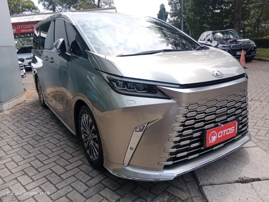 Foto Mobil Bekas Kanan Depan Lexus LM 350 H 2.5 tahun 2024