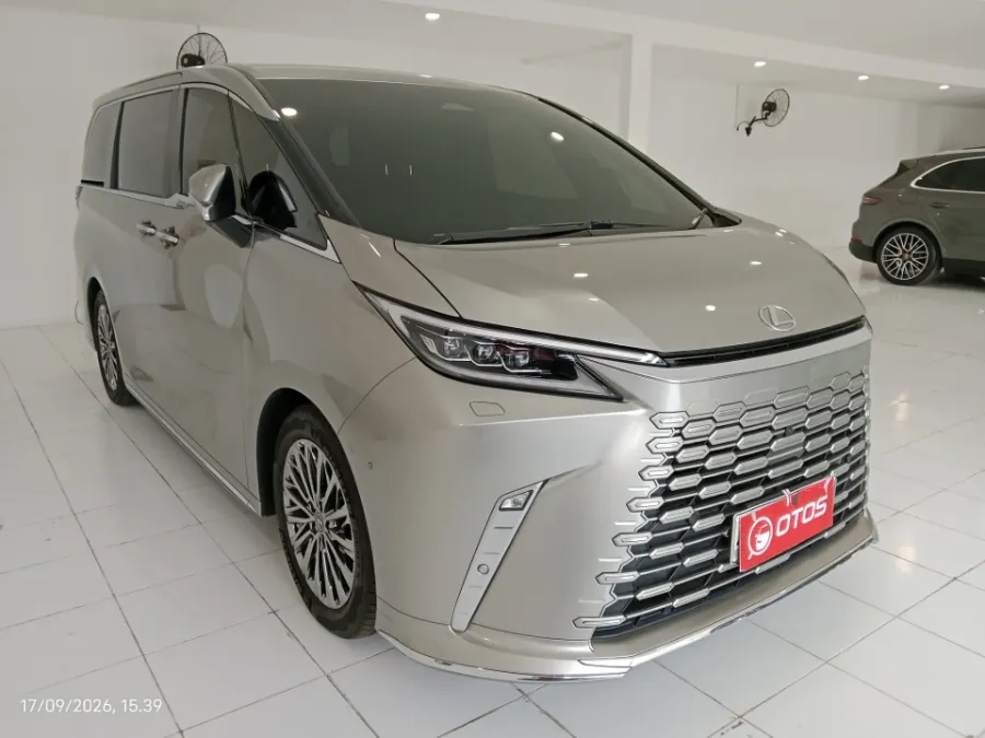 Foto Mobil Bekas Kanan Depan Lexus LM 350 H 2.5 tahun 2024