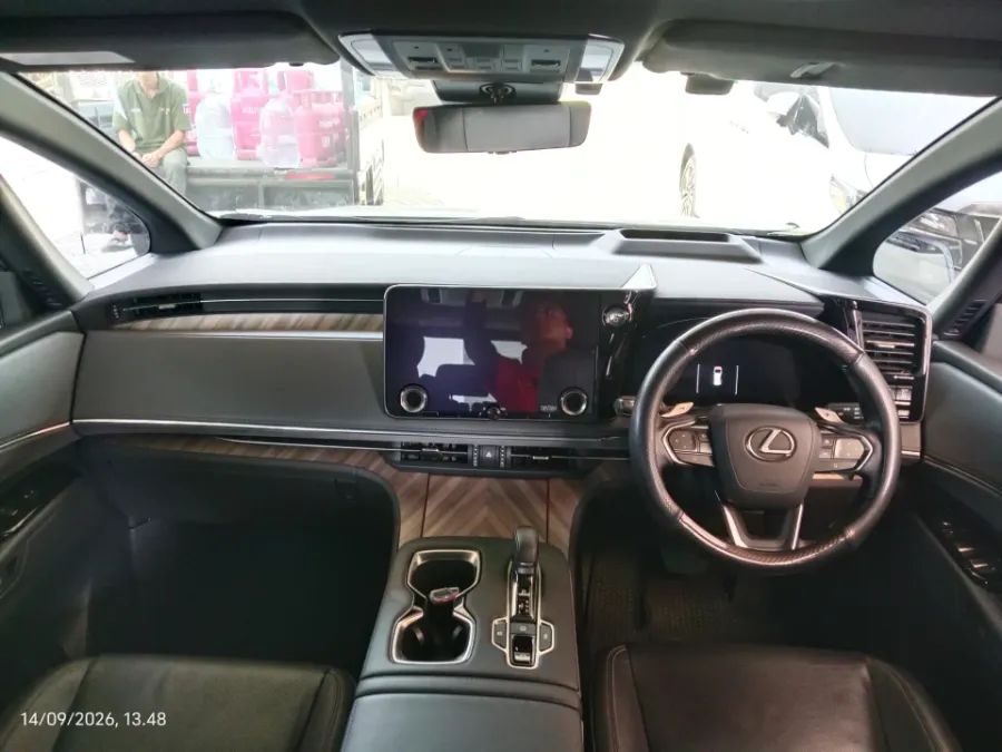 Foto Mobil Bekas Dashboard Lexus LM 350 H 2.5 tahun 2025