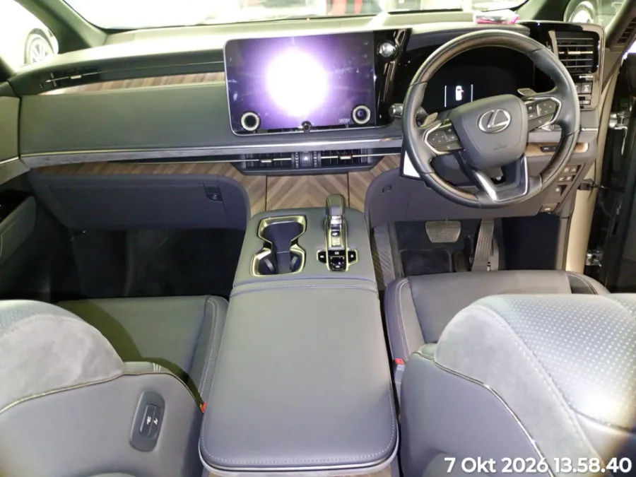 Foto Mobil Bekas Dashboard Lexus LM 350 H 2.5 tahun 2025