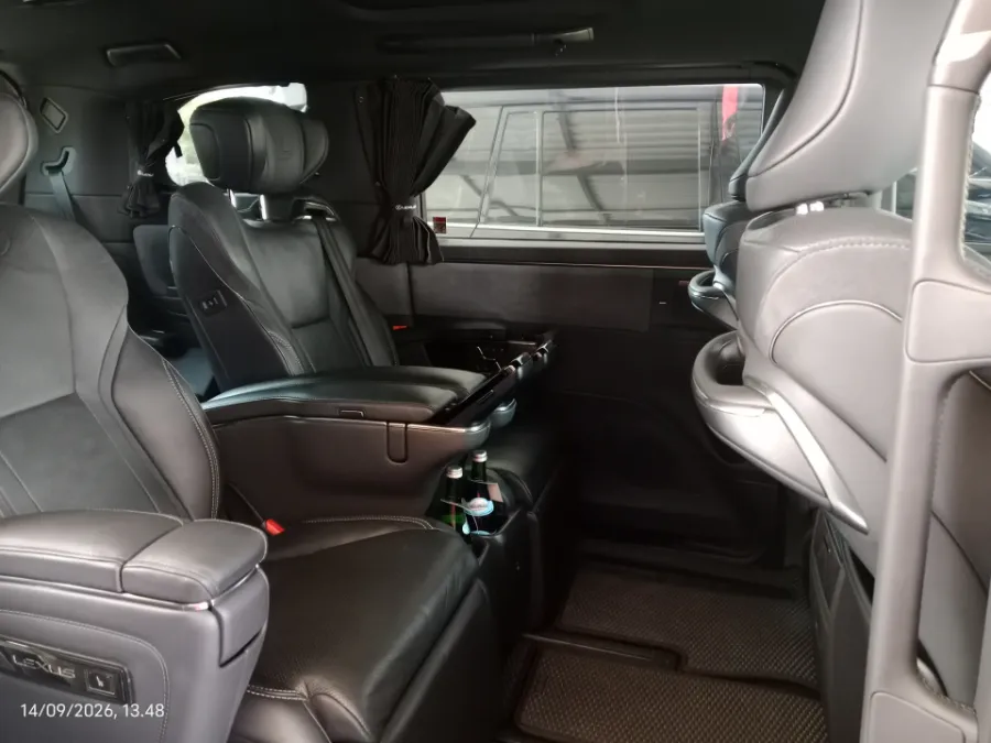 Foto Mobil Bekas Kabin Belakang Lexus LM 350 H 2.5 tahun 2025