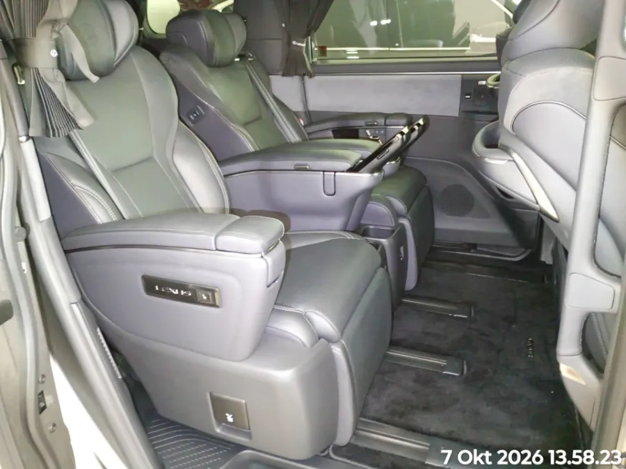Foto Mobil Bekas Kabin Belakang Lexus LM 350 H 2.5 tahun 2025