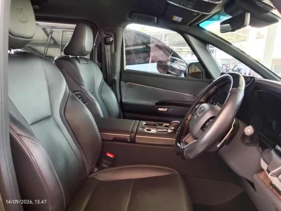 Foto Mobil Bekas Kabin Depan Lexus LM 350 H 2.5 tahun 2025