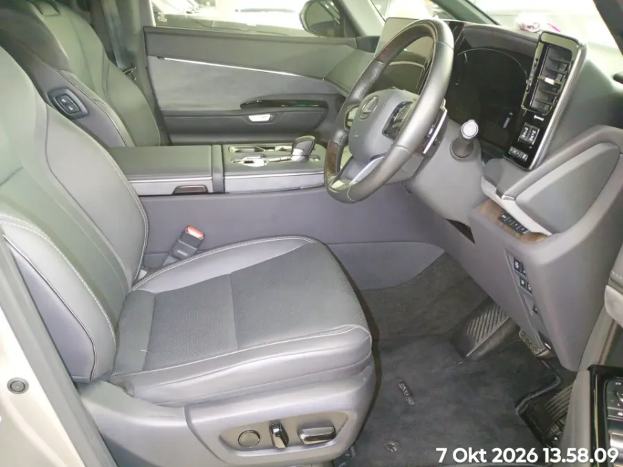 Foto Mobil Bekas Kabin Depan Lexus LM 350 H 2.5 tahun 2025